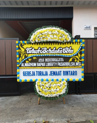 Papan Bunga Duka di Muara Harus